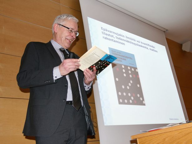 Toimitusjohtaja Jukka Rantala kirja kädessään