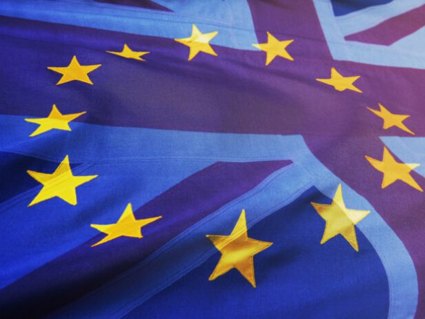Läpikuultava EU-lippu Ison-Britannian lipun päällä.