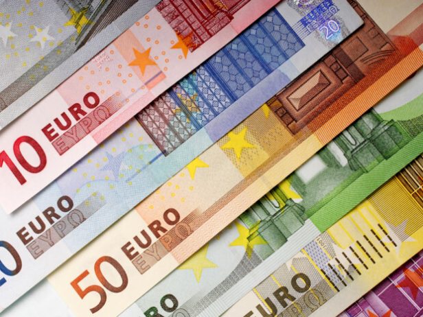 Eri suuruisia euroseteleitä vinosti aseteltuna.