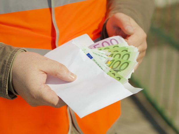 Sadan ja viidensadan euron seteleitä kirjekuoressa.
