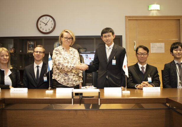 Japanin ja Suomen välisiä sosiaaliturvaneuvotteluja käytiin marraskuussa 2019 Eläketurvakeskuksessa. Kuvassa vasemmalta suomalaiset asiantuntijat Jaana Rissanen (ETK), Jere Päivinen (STM), Minna Levander (ETK) ja Japanin delegaatiosta Tokio Ozawa, Toshinobu Tsuboi ja Kohei Nagaki.