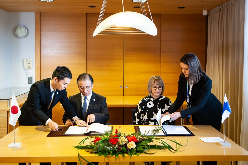 Japans och Finlands ministrar undertecknar överenskommelsen om social trygghet.
